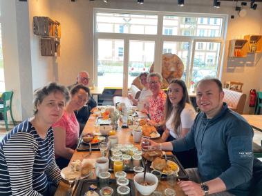 Praxisteam sitzt im Restaurant und bruncht