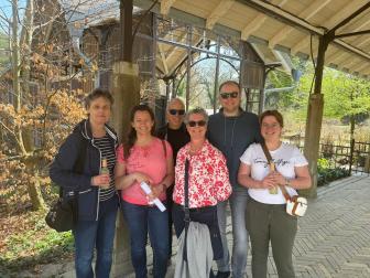 Gruppenbild des Teams in den Beelitz-Heilstätten
