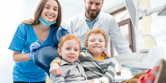 Zwillinge mit Mutter beim Zahnarzt