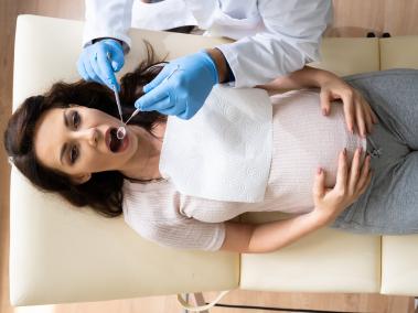 Schwangere Frau beim Zahnarzt