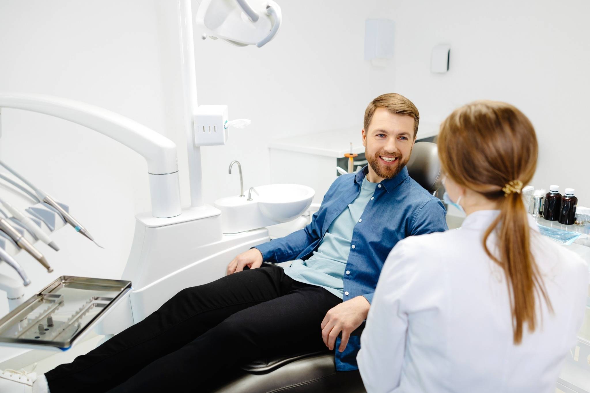 junger Mann beim Zahnarzt
