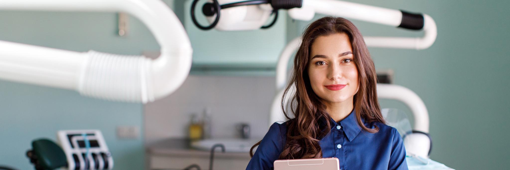 Zahnärztin lächelt in die Kamera