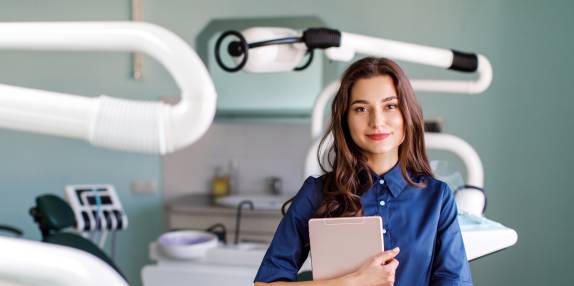 Zahnärztin lächelt in die Kamera