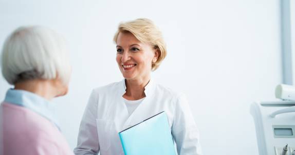 Ärztin und Patientin im Gespräch