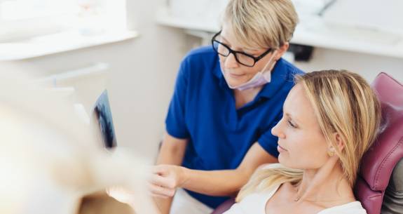 Zahnärztin behandelt Patientin