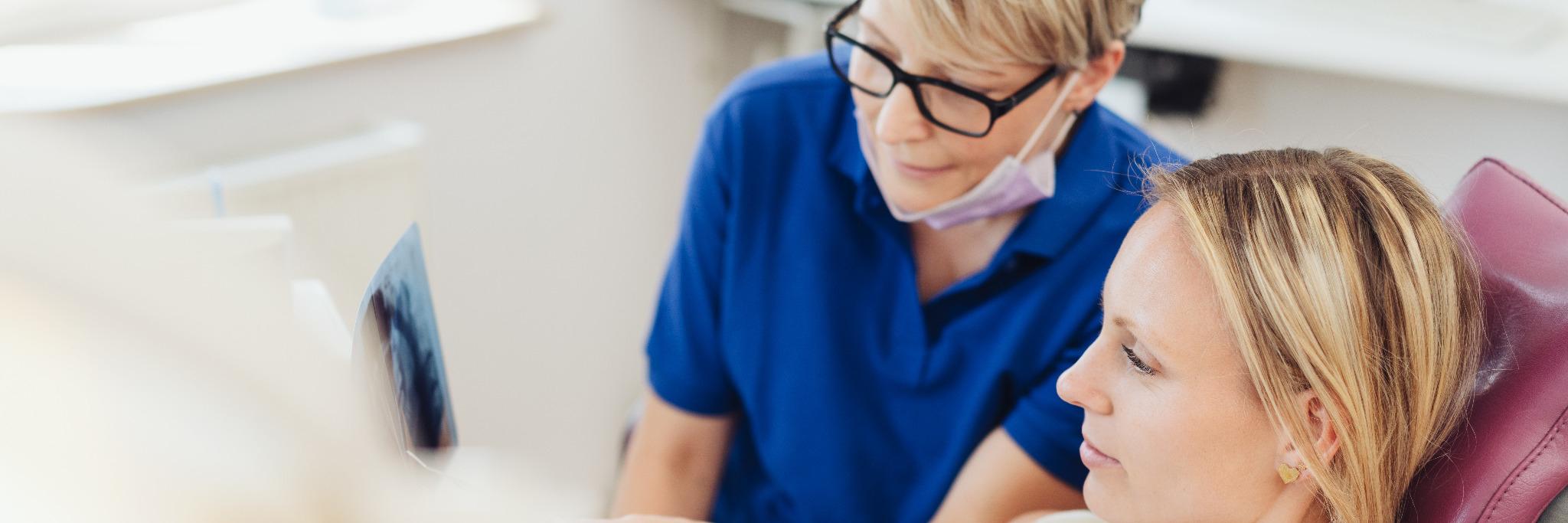 Zahnärztin behandelt Patientin