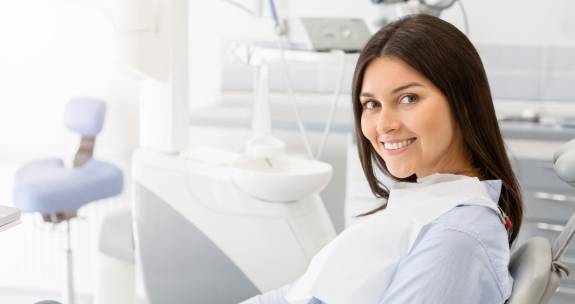 Junge Frau beim Zahnarzt