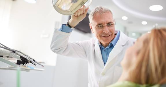 Zahnarzt behandelt Patientin