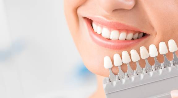 Lächelnde Frau mit Farbpalette