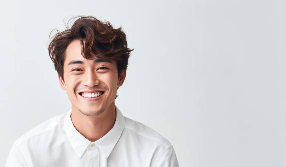 Junger Mann lächelt