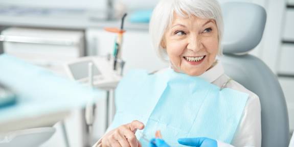 Ältere Dame beim Zahnarzt 
