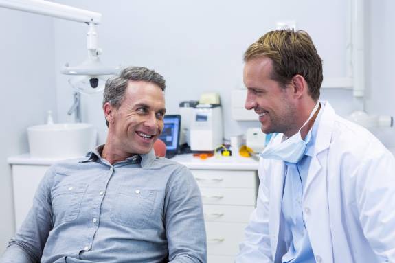 Patient bei der Prophylaxe